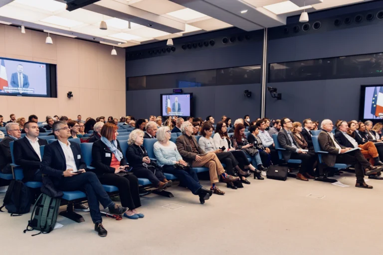 Public du colloque CARE dans un amphithéâtre